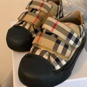 Burberry sneakers size 23
